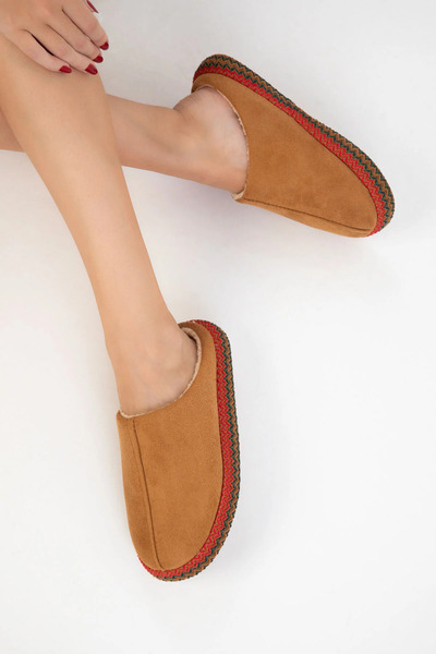 NOVİNS Γυναικείες παντόφλες σπιτιού από σουέτ με επένδυση από γούνα και λεπτομέρεια από ψάθινη ρίγα, παντόφλες με πακέτο προίκασης