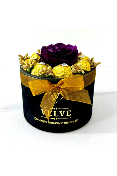 velve Aranjament floral Chocolate Rose cu un trandafir de sapun, stamine auri...