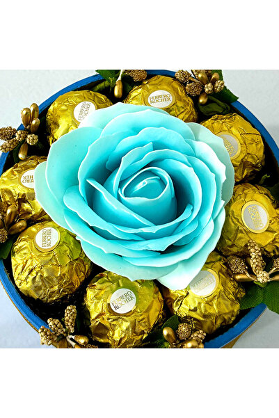 velve Aranjament floral Chocolate Rose cu un trandafir de sapun, stamine aurii si 8 praline, Albastru