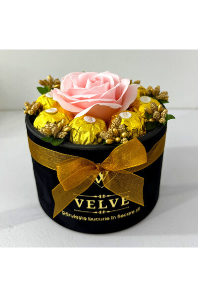 velve Aranjament floral Chocolate Rose cu un trandafir de sapun, stamine auri...