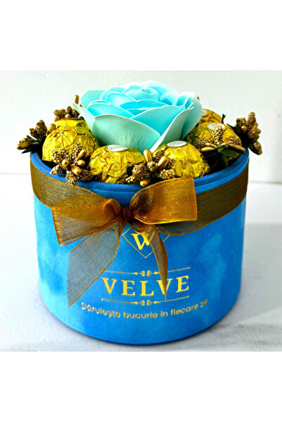 velve Aranjament floral Chocolate Rose cu un trandafir de sapun, stamine aurii si 8 praline, Albastru