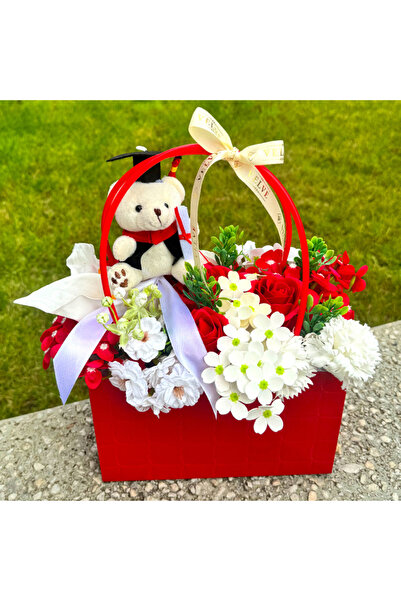 velve Aranjament floral pentru absolvire, in cutie alba in forma de toca cu f...