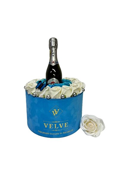 velve Aranjament floral Asti, vin spumant Martini 200ml, trandafiri sapun alb/albastru, perle decorative