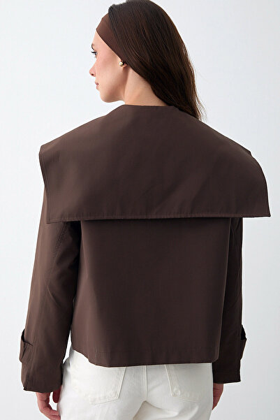 MissKybele Geniş Sakura Yakalı Uzun Kollu Düğme Kapamalı İki Yan Cepli ve Astarsız Tarz Kısa Trençkot