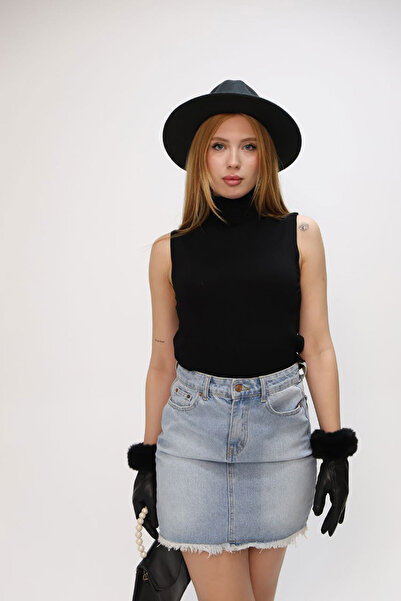 loia بلوزة نسائية سوداء مريحة بدون أكمام وياقة عالية من التريكو LOİA25-5258