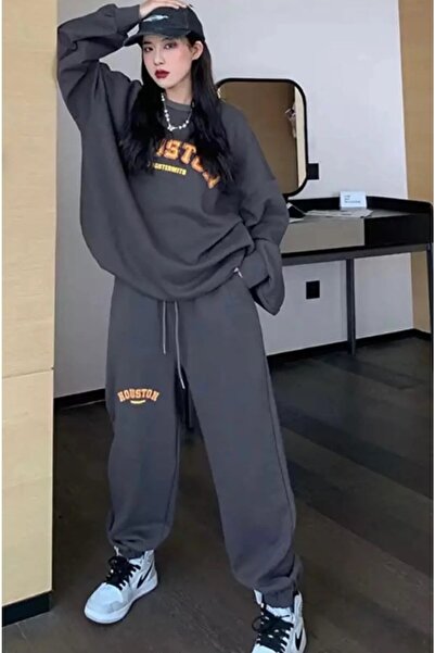 NoVibe طقم بدلة رياضية كبيرة الحجم مطبوعة برقبة دائرية بتصميم خاص من هيوستن