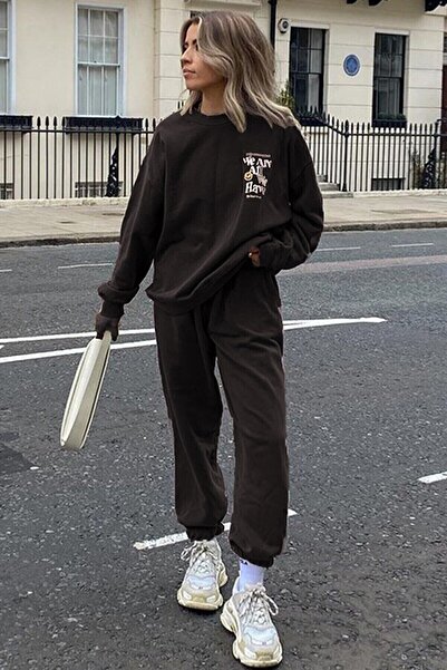 NoVibe طقم بدلة رياضية كبيرة الحجم للنساء مقاس كبير مطبوع عليه We Are