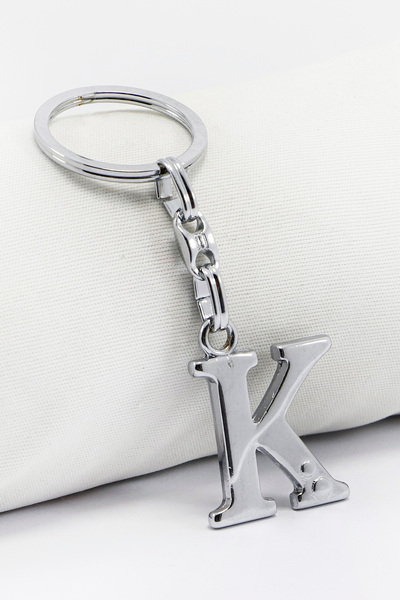 biuti حلقة مفاتيح معدنية فضية اللون على شكل حرف K / زينة للحقائب