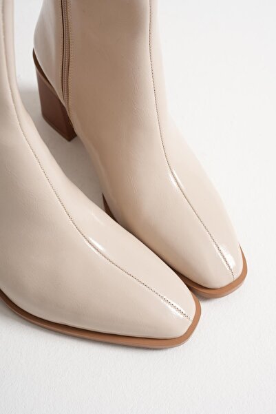 Mubiano Arden Kadın Bej Rugan Kalın Topuklu Fermuar Detaylı BOT (7CM)