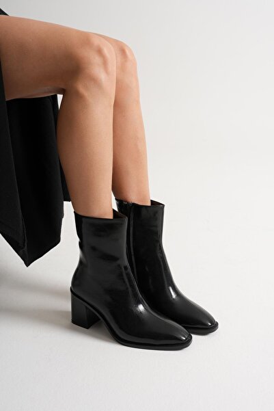 Mubiano Arden Kadın Siyah Rugan Kalın Topuklu Fermuar Detaylı BOT (7CM)