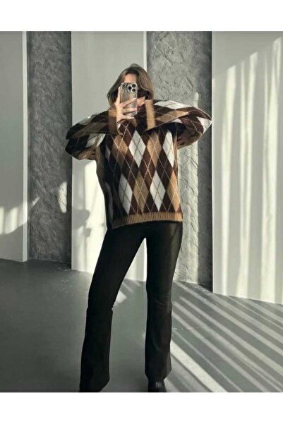 ASEZ BUTİK Pulover din lână din seria One Premium, cu model de diamante, cu detaliu de fantă laterală și pe mâneci