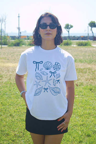 MUVIANCE Kadın Beyaz Oversize Deniz Kabukları ve Yıldız Figürlü Tişört – %100 Pamuk Rahat Günlük Basic