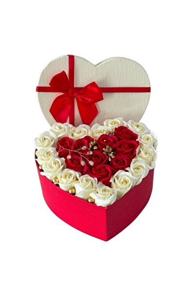 velve Aranjament floral Brilliant Heart, cu 23 trandafiri sapun si accesorii ...