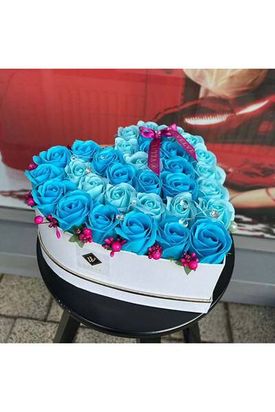 velve Aranjament floral Isaria cu 31 trandafiri de sapun in doua nuante si accesorii perlate, albastru