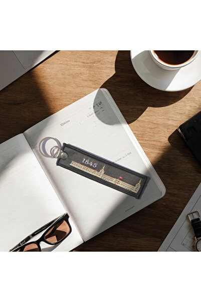 ALKAN ASKERİ MALZEMELER VE TEKSTİL سلسلة مفاتيح من القماش المطرز بتصميم برج شانلي يوفا 1845، إنتاج محلي