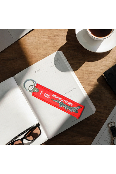 ALKAN ASKERİ MALZEMELER VE TEKSTİL سلسلة مفاتيح من القماش الأحمر المطرز على شكل طائرة F-16C فايتنج فالكون، قم بإزالتها قبل الطيران