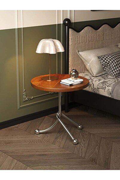 Un Round wooden side table with a modern design and a metal base - ideal for living rooms and bedrooms. Silver base.