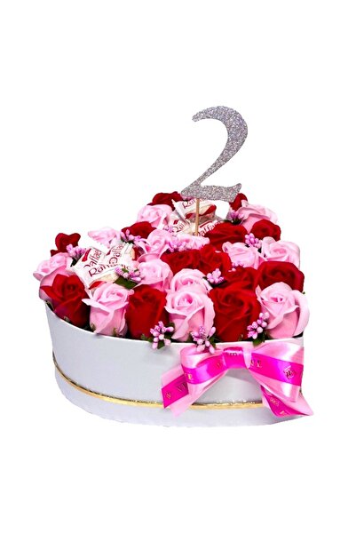 velve Aranjament floral personalizat cu cifre, cutie alba in forma de inima c...