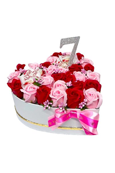 velve Aranjament floral personalizat cu cifre, cutie alba in forma inima tran...