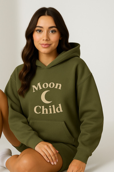 classy moda سترة نسائية كبيرة الحجم بقلنسوة وجيب كنغر، مطبوع عليها MOON CHILD...