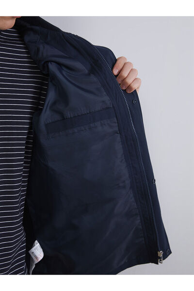 LC Waikiki Yeni Sezon Fitilli Kadife Yakalı Erkek İnce Mont