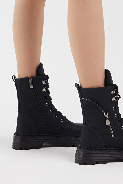 Tonny Black Dámské černé šněrovací boty s poly podrážkou a detailem na zip, pohodlného střihu