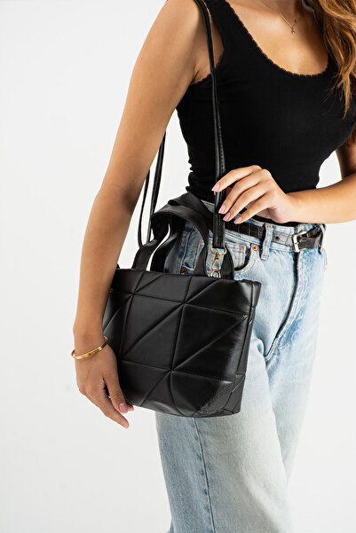 Zealous حقيبة يد وكتف نسائية سوداء مبطنة ومزخرفة قابلة للنفخ من الجلد الصناعي...