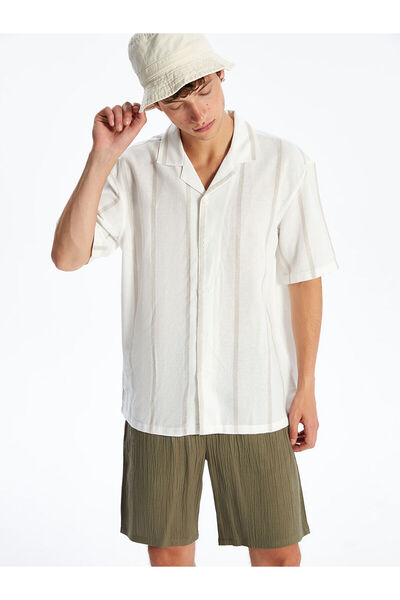 LC Waikiki قميص رجالي مخطط بأكمام قصيرة وياقة من نوع ريزورت بلون بيج مريح