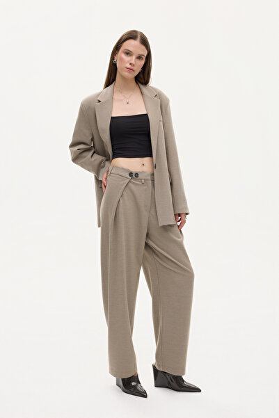 Quzu Düğme Detaylı Pileli Yüksek Bel Kumaş Pantolon Vizon