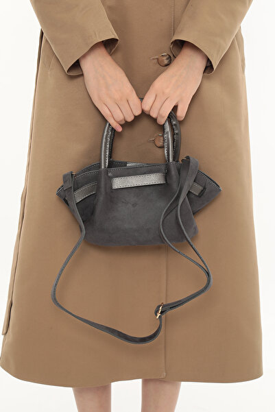 besmoda Γυναικεία τσάντα χειρός και ώμου με λουράκι ώμου με λεπτομέρεια κλειδαριάς σε γκρι σουέντ