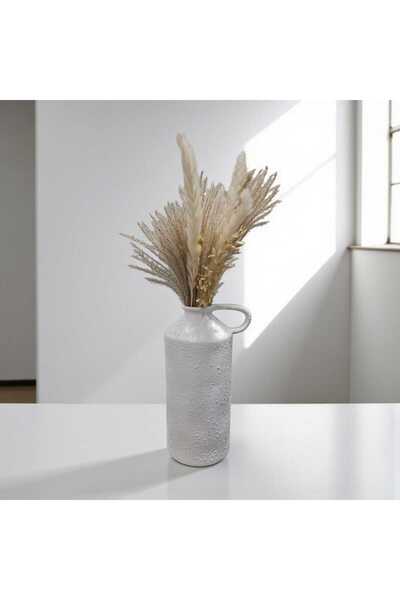 Casco White ceramic vase with a tall and elegant design