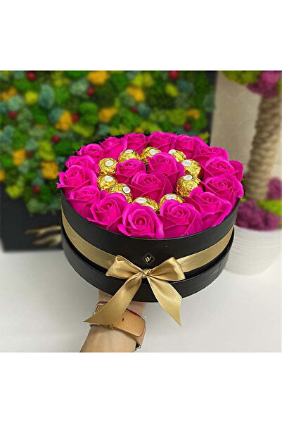 velve Cadou pentru femei cutie rotunda neagra cu trandafiri de sapun si prali...