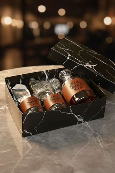 hediyemen Sevgiliye Özel İsimli Viski Seti – Deri Kaplı Bardak ve Çikolatalı – Rio Whiskey