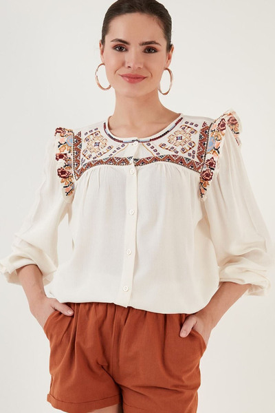 Vivika Omzu Fırfırlı Robası Etnik Desenli Lastikli Uzun Balon Kollu Yuvarlak Yaka Rahat Kesim Bohem Gömlek