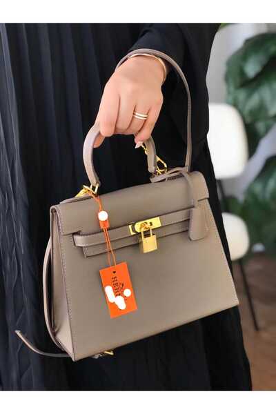 Her Shoulder bag, an exact copy of the famous brand. It comes with a box, a bag, and a warranty card with the same brand name.