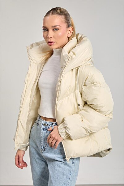 BARRELS AND OIL معطف نسائي منفوخ بياقة وأزرار وغطاء للرأس - لون إكرو