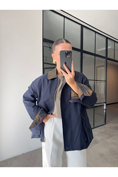 BB Bensu Buyruk سترة زرقاء داكنة بياقة مخملية وبطانة منقوشة