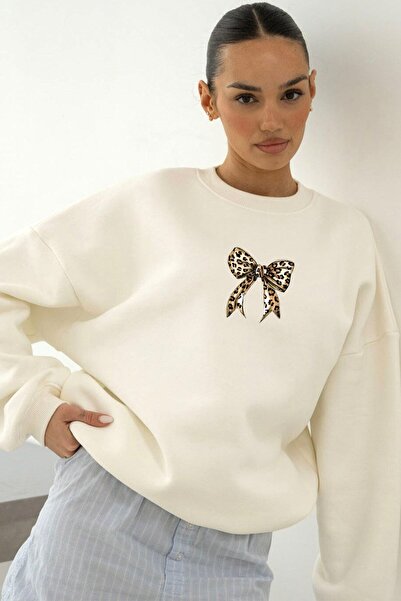 GIA - ART سويت شيرت نسائي كبير الحجم مطبوع عليه شريط ليو باللون الأبيض – ياقة...