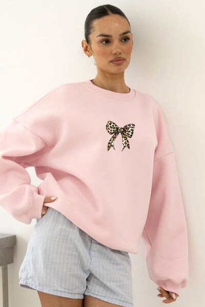 The Champ Clothing Жіночий оверсайз-светр Leo з рожевим принтом стрічки – вел...