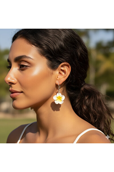 Buket hanemm Yazın Canlılığını Kulağında Taşı: Tropik Esintili Plumeria Çiçeği Küpeleri