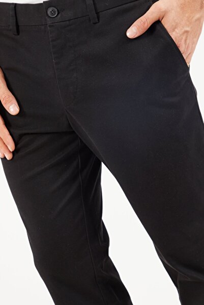 Lacoste Men Regular Fit Plain Chino Pants, Black