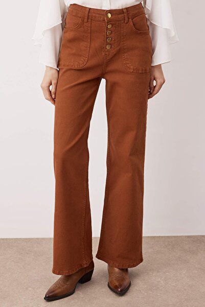 Trendyol Collection Hnědé džíny s knoflíky, vysokým pasem, širokými nohavicemi, pohodlné a pružné TWOAW26JE00017