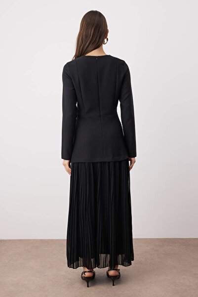 Trendyol Modest Černé šifonové tkané šaty se sukní TCTSS25EB00145