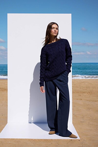 Trendyol Collection Nachhaltigerer marineblauer Strickpullover mit U-Boot-Ausschnitt TWOAW26KZ00126