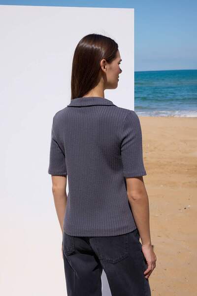 Trendyol Collection Ανθρακί, πιο βιώσιμη, ελαστική πλεκτή μπλούζα με κουμπιά, που εφαρμόζεται στο σώμα TWOAW26BZ00228