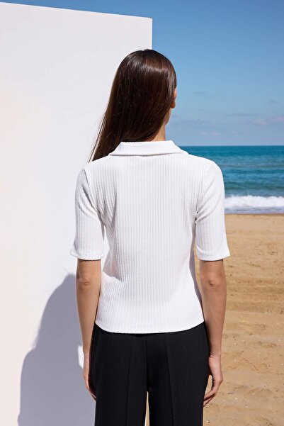 Trendyol Collection Εκρού πιο βιώσιμη ελαστική πλεκτή μπλούζα με κουμπιά που ταιριάζει στο σώμα TWOAW26BZ00228