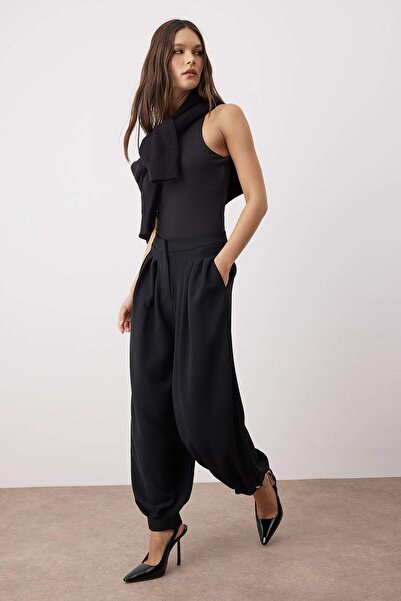 Trendyol Collection Czarne spodnie szalwar/harem z zakładkami i guzikami TWOAW26PL00065