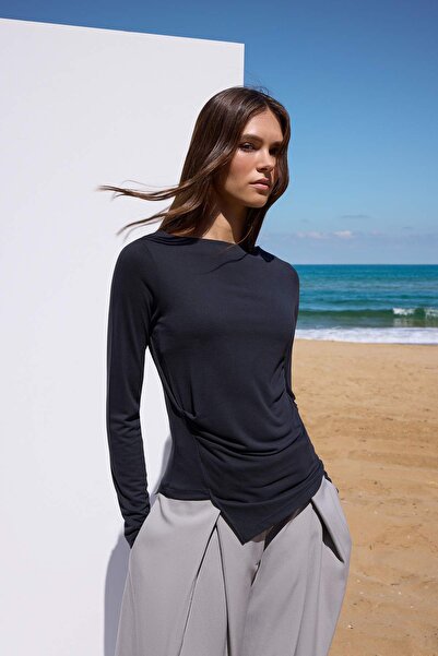 Trendyol Collection Πιο οικονομικά βιώσιμο ασύμμετρο πλεκτό μπλουζάκι με γιακά με υλικό ανθρακίτη TWOAW26BZ00164