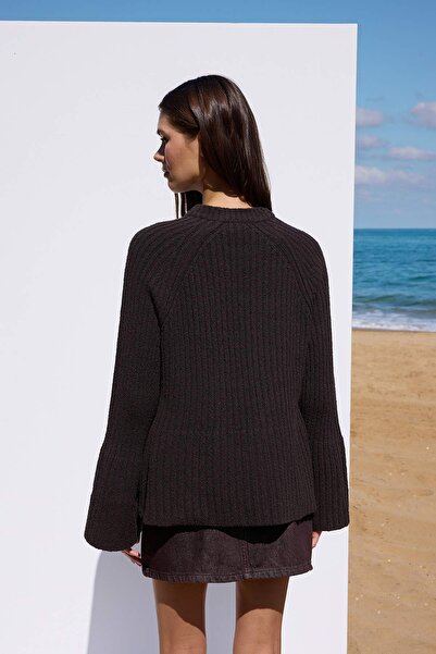 Trendyol Collection More Sustainable Brązowy sweter z bawełnianej dzianiny o szerokim kroju i detalami typu peplum TWOAW25KZ00305