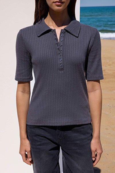 Trendyol Collection Ανθρακί, πιο βιώσιμη, ελαστική πλεκτή μπλούζα με κουμπιά, που εφαρμόζεται στο σώμα TWOAW26BZ00228